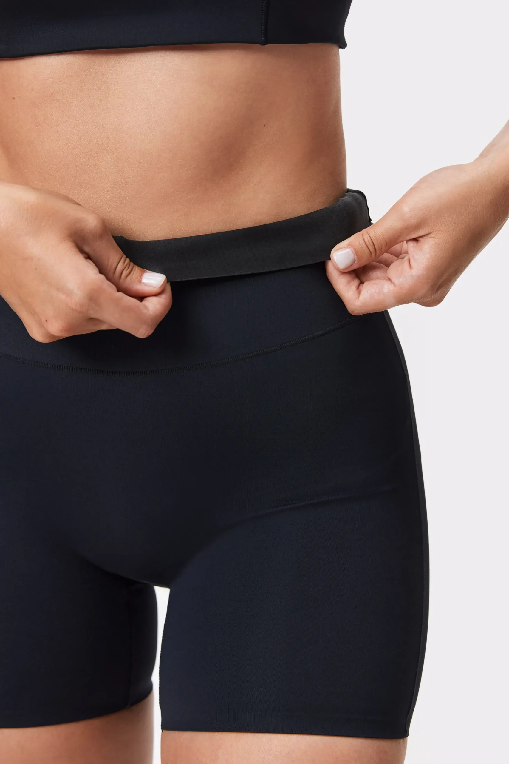 Outlet STRONGER Sleek Shorts Black